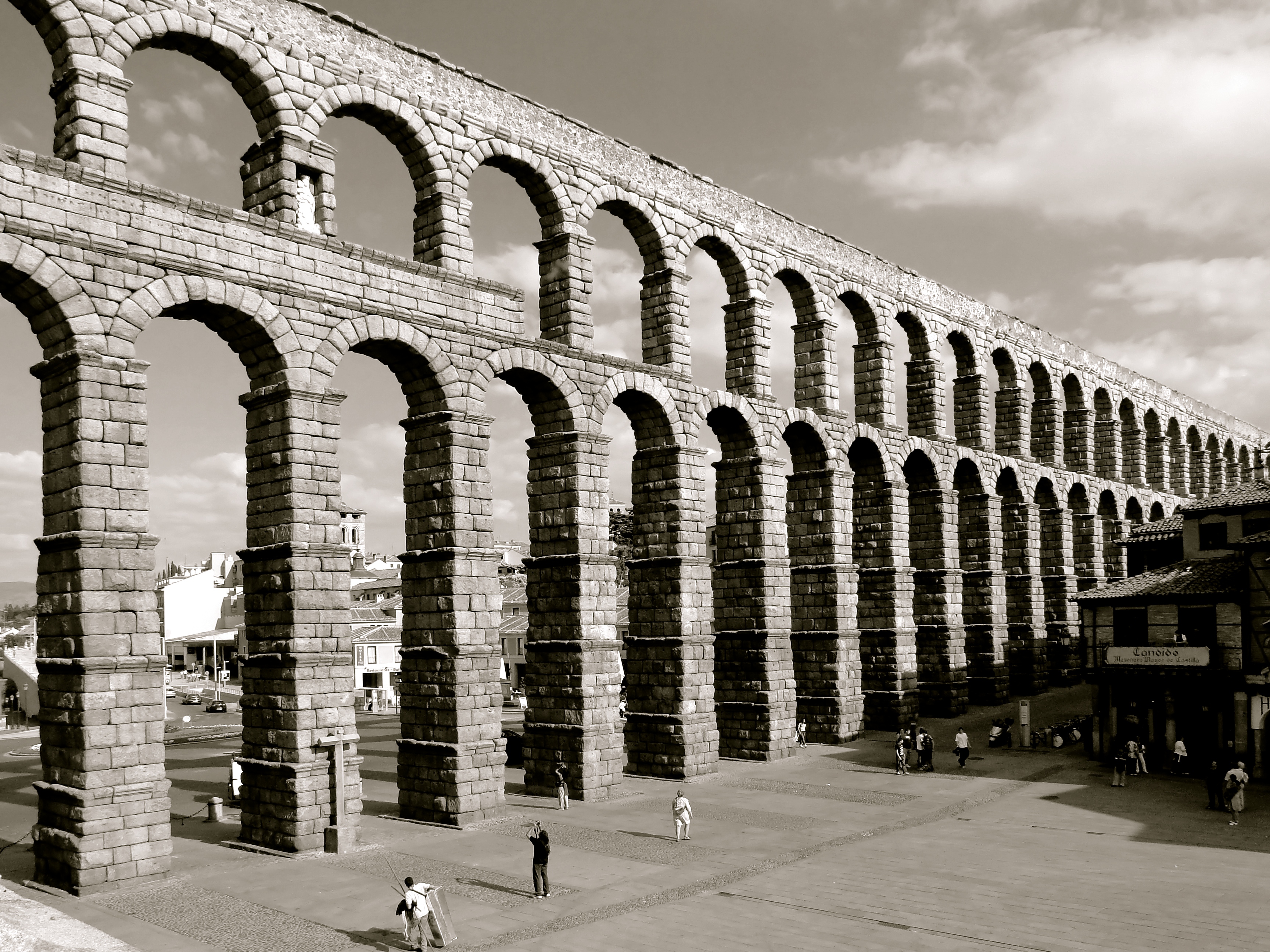 aqueduct_of_segovia_08-%e3%81%ae%e3%82%b3%e3%83%92%e3%82%9a%e3%83%bc